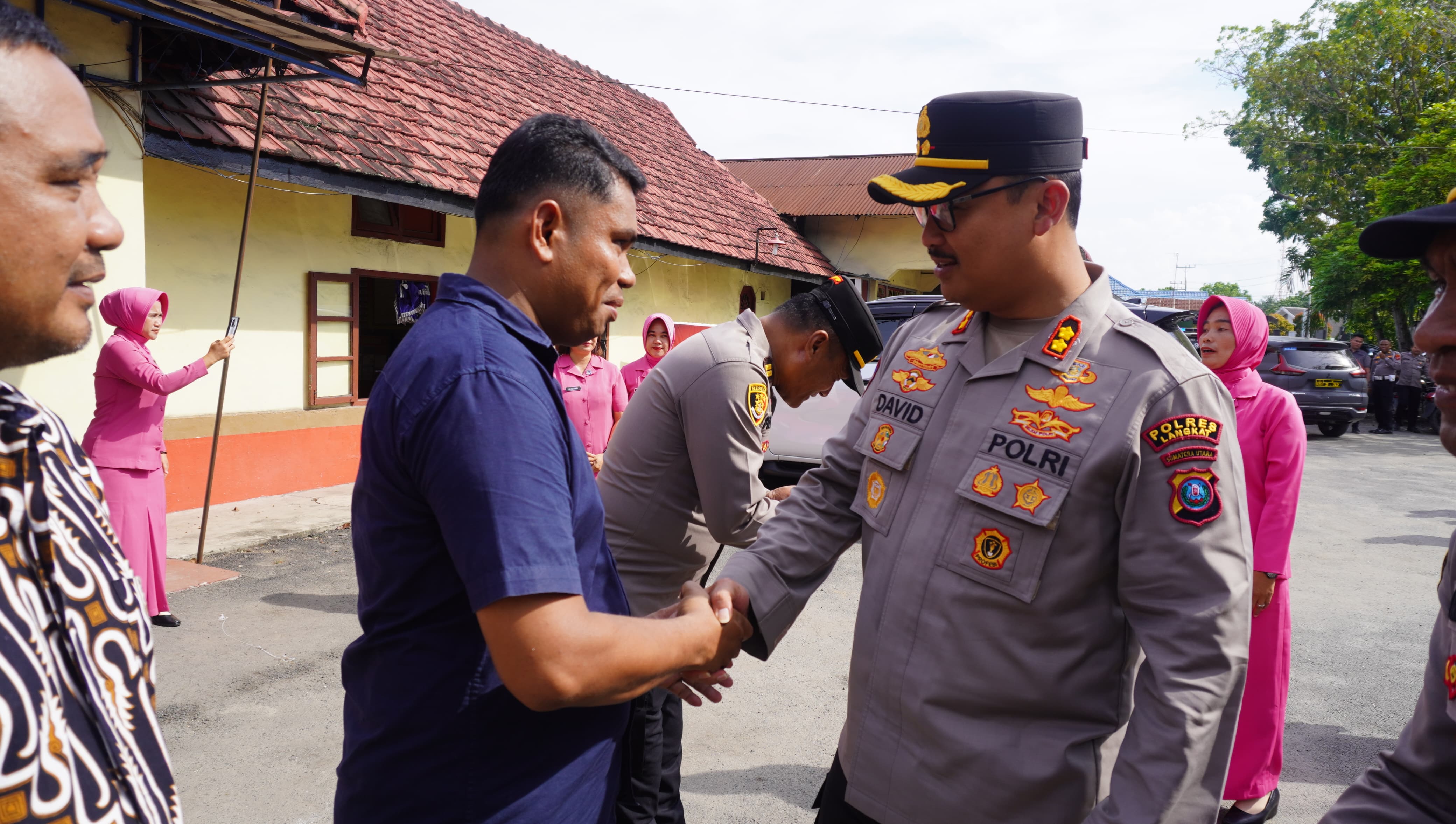 Kapolresdan Ketua Bhayangkari Cabang Langkat Lakukan Kunker di Dua Polsek